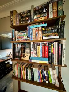 uma estante cheia de livros em Cozy, central Apartment em Reiquiavique