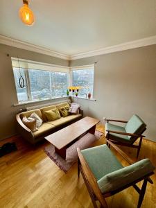 uma sala de estar com um sofá e uma mesa em Cozy, central Apartment em Reiquiavique