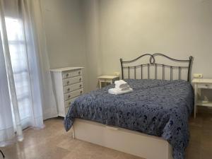 a bedroom with a bed with two towels on it at PISO EN EL CENTRO DE HUELVA SILENCIOSO Y CON GRAN PATIO, Calle La Paz in Huelva