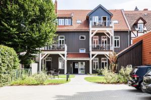 une maison avec des voitures garées devant elle dans l'établissement Altstadt Appartements Goslar, à Goslar