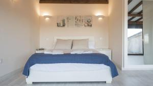 a bedroom with a bed with two towels on it at Apartamentos Zocosol by Toledo AP in Toledo