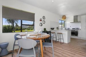 eine Küche und ein Esszimmer mit einem Tisch und Stühlen in der Unterkunft Rad Little Pad in Rotorua