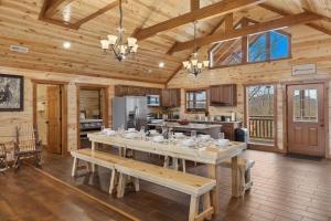 een grote eetkamer met een tafel en een keuken bij Mountain Majesty ~ 28 Person Indoor Pool Cabin in Sevierville