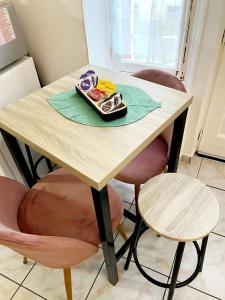 una mesa con una bandeja de comida encima en Studio A au pied des Thermes de Néris-les-Bains en Néris-les-Bains