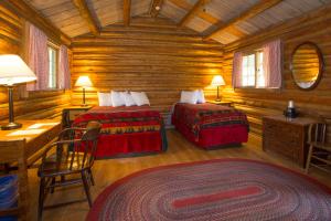 1 dormitorio con 2 camas en una cabaña de madera en Colter Bay Village, en Colter Bay Village