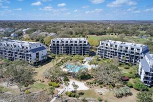 uma vista aérea de dois edifícios de apartamentos e uma piscina em 311 B Shipwatch by AvantStay Shared Pool VIew em Isle of Palms