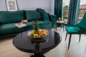 KortenbergMeerbeek Unwind的客厅里的桌子上放一碗水果