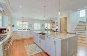uma cozinha com armários brancos e uma bancada em 616 Carolina by AvantStay Ocean Views from Decks em Mount Pleasant