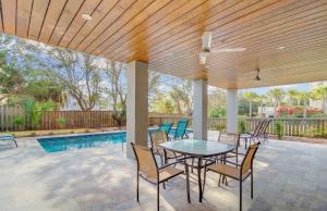 um pátio com uma mesa e cadeiras e uma piscina em 616 Carolina by AvantStay Ocean Views from Decks em Mount Pleasant