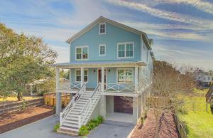 uma casa azul com uma escada em frente em 616 Carolina by AvantStay Ocean Views from Decks em Mount Pleasant