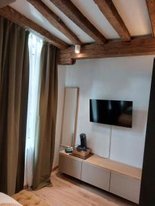 Le rustiques Moderne de la Raquette في مون: غرفة معيشة مع تلفزيون بشاشة مسطحة على جدار