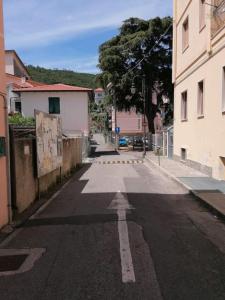 una calle vacía con una flecha en el medio en Casa Tommaso, en Deiva Marina