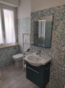 y baño con lavabo, aseo y espejo. en Casa Tommaso, en Deiva Marina