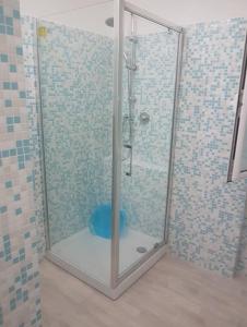 y baño con ducha y puerta de cristal. en Casa Tommaso, en Deiva Marina