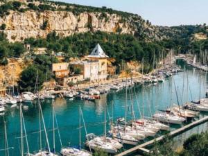 a bunch of boats are docked in a harbor at Le Perchoir de Cassis Cocoon in Cassis