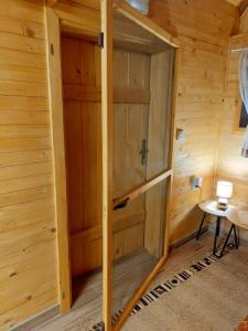 Habitación con puerta de madera en una cabaña en Etno selo EDEN, en Žeravački Potok