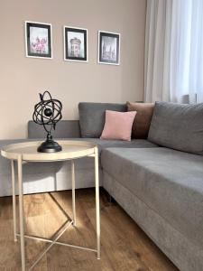 a living room with a couch and a table at Apartament Przy Obserwatorium&Singielnia in Olsztyn