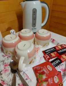 Příslušenství pro přípravu čaje a kávy v ubytování Etno selo EDEN