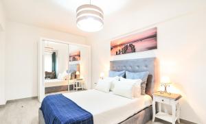 - une chambre avec un grand lit et une couverture bleue dans l'établissement Apartamento no Centro de Albufeira com Piscina, à Albufeira