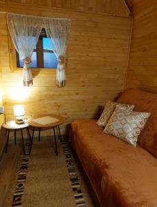 1 dormitorio con 1 cama y 1 mesa en una habitación en Etno selo EDEN, en Žeravački Potok
