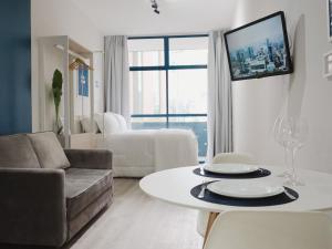 聖保羅的住宿－Apê Metrô Paraíso，客厅配有沙发和桌子