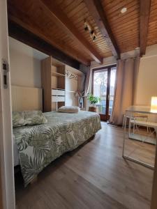 ein Schlafzimmer mit einem Bett und einem Tisch in einem Zimmer in der Unterkunft Cosy Old farmhouse in Schiltigheim