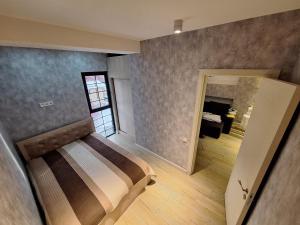 una camera con un letto in una stanza con corridoio di BAKURIANI High Line a Bakuriani