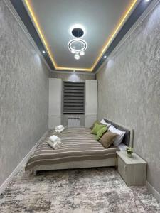 1 dormitorio con 1 cama grande en una habitación en City Plaza Krenkel, en Navakhchinan