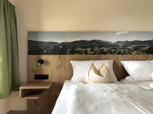 Un pat sau paturi într-o cameră la Alpengasthof Hochberg - Familie Gruber