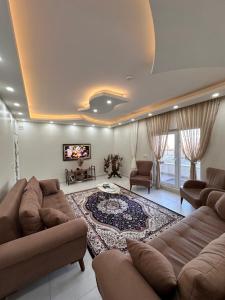 una gran sala de estar con sofás y TV. en Unique villa in Cappadocia, en Ürgüp