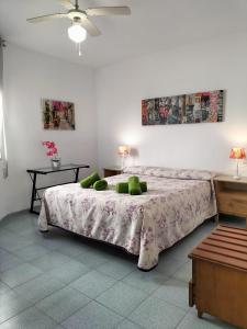 una camera con due letti con cuscini verdi di ApartiaBeach Apartamentos ad Alcossebre