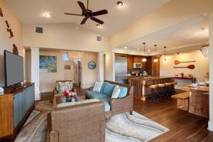 コロアにあるLuxury Oceanview 4BR Penthouse In Poipuのソファとキッチンのあるリビングルーム