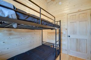 的住宿－Pecatonica River Cabin about 9 Mi to Yellowstone Lake，小屋内设有一间带两张双层床的卧室