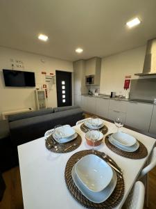 una sala de estar con una mesa con platos y copas de vino en CasaMaeDouro1, en Peso da Régua