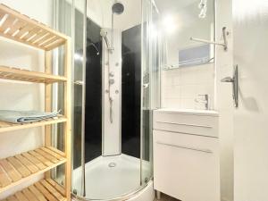 a shower with a glass door in a bathroom at LE LIBERATION 1G - 4 Couchages - Wifi - Proche grands axes in Quimper