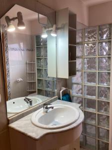 uma casa de banho com um lavatório e um espelho em Casa Aloe C. Las Playitas. em Las Playitas