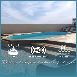 Bazén v ubytovaní La Bâtisse du Dolmen Clara, Spa et piscine alebo v jeho blízkosti