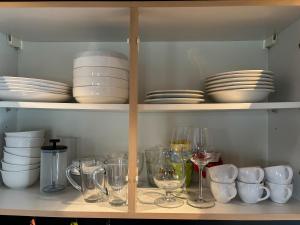 De Smet في بيفيرن: خزانة مليئة بالأطباق وكؤوس النبيذ