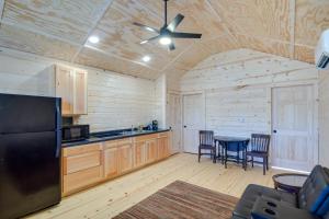 uma cozinha com uma mesa e uma ventoinha de tecto em Riverfront Cabin Rental about 9 Mi to Yellowstone Lake 