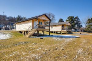 ein Haus auf einem Feld mit einem Hof in der Unterkunft Riverfront Cabin Rental about 9 Mi to Yellowstone Lake 