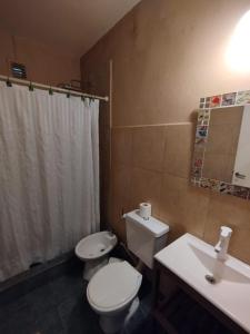een badkamer met een toilet en een wastafel bij La Morada Hostal in Cafayate