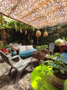 een patio met een bank en een tafel en stoelen bij La Morada Hostal in Cafayate