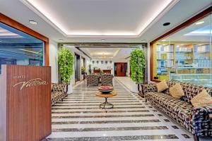un vestíbulo de un hotel con sofás y una mesa en OYO Palette - Hotel Victoria, en Chennai