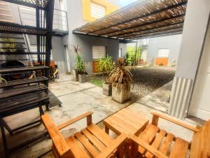 a patio with two wooden chairs and a piano at Departamento con dos dormitorios in Chilecito