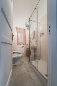 ein Badezimmer mit Glasdusche und Toilette in der Unterkunft Voilà Rooms Guest House in Terrasini + 66 Fotos