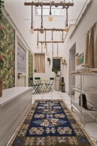 une chambre avec un tapis au sol dans l'établissement Voilà Rooms Guest House, à Terrasini