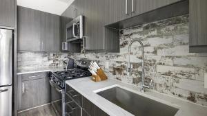Dapur atau dapur kecil di Landing Modern Apartment with Amazing Amenities ID1803X13