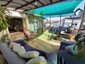 a living room with a couch on a balcony at ESTU habitaciones in Guatemala
