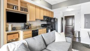 ein Wohnzimmer mit einem Sofa und einer Küche in der Unterkunft Landing Modern Apartment with Amazing Amenities ID1805X70 in Indianapolis