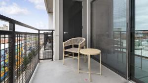 En balkong eller terrasse på Landing Modern Apartment with Amazing Amenities (ID1802X92)
